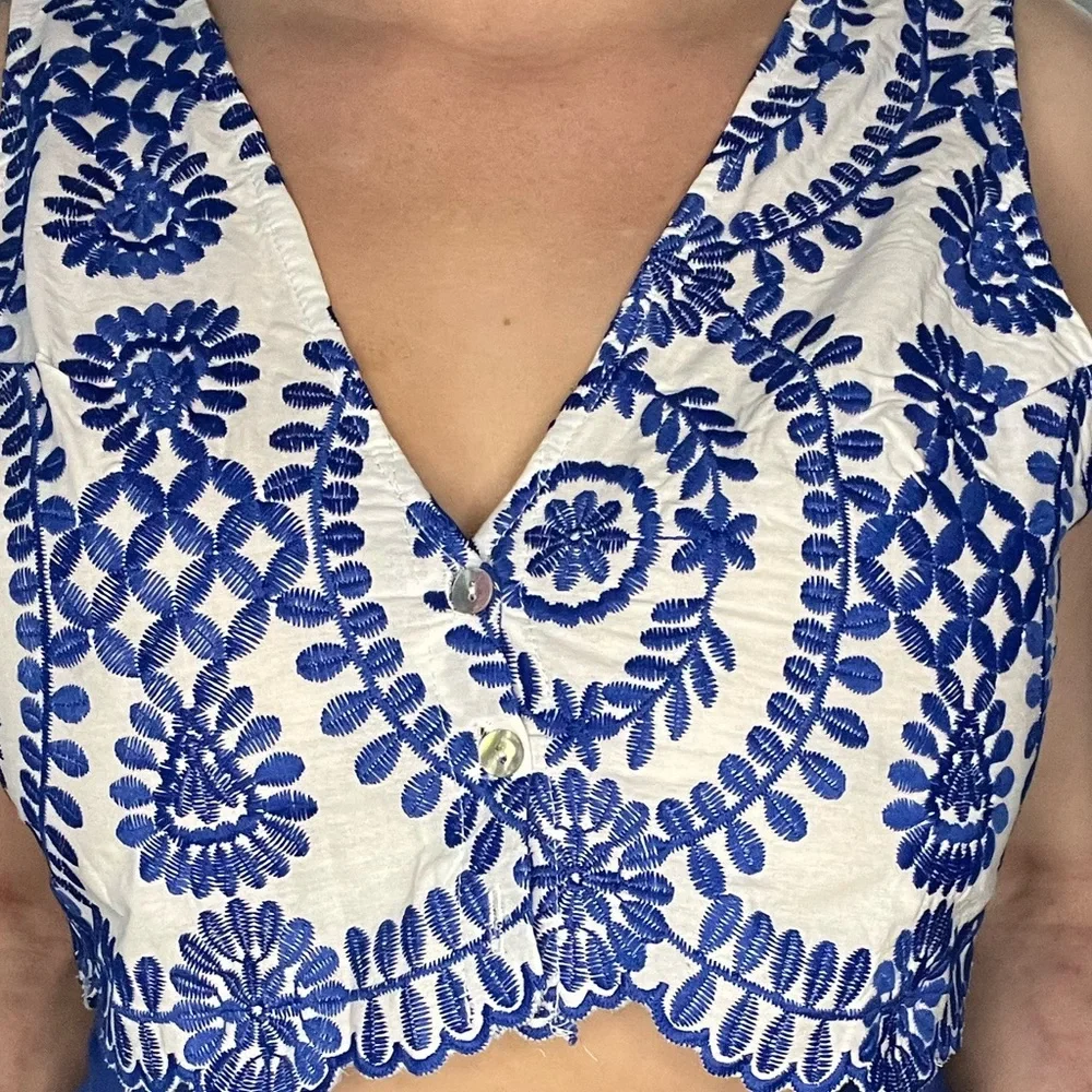 NWoT SHEIN• blue & white real embroidery cropped vest, scalloped hems; large - Picture 6 of 11
